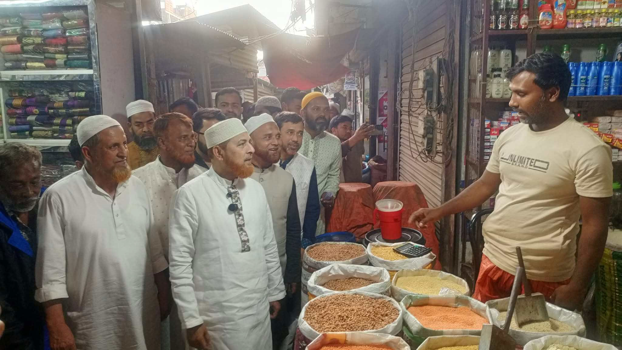 বাজার মনিটরিং করছেন এমপি মাওলানা রফিকুল ইসলাম খান