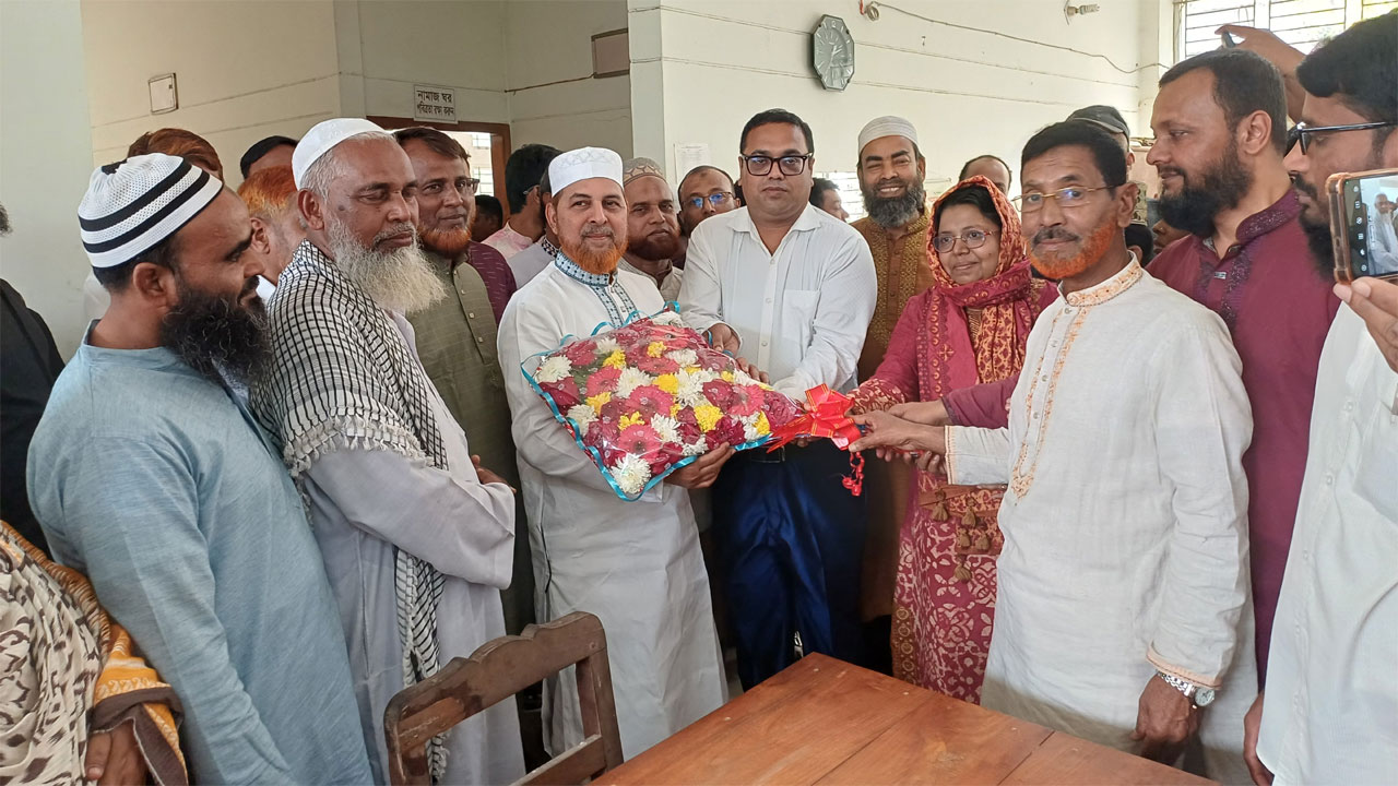 উল্লাপাড়া সাব-রেজিস্ট্রি অফিস পরিদর্শনে মাওলানা রফিকুল ইসলাম খান