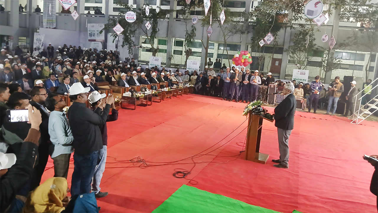 সিরাজগঞ্জে গণভোটে ‘হ্যাঁ’-এর পক্ষে প্রচারণায় অর্থ উপদেষ্টা ড. সালেহউদ্দিন আহমেদ