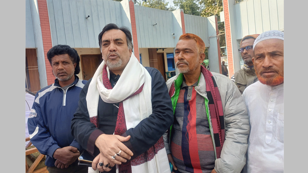 বিক্ষুব্ধ জনতার তোপের মুখে সভা ত্যাগ করেন জাতীয় পার্টির প্রার্থী হিলটন প্রামানিক