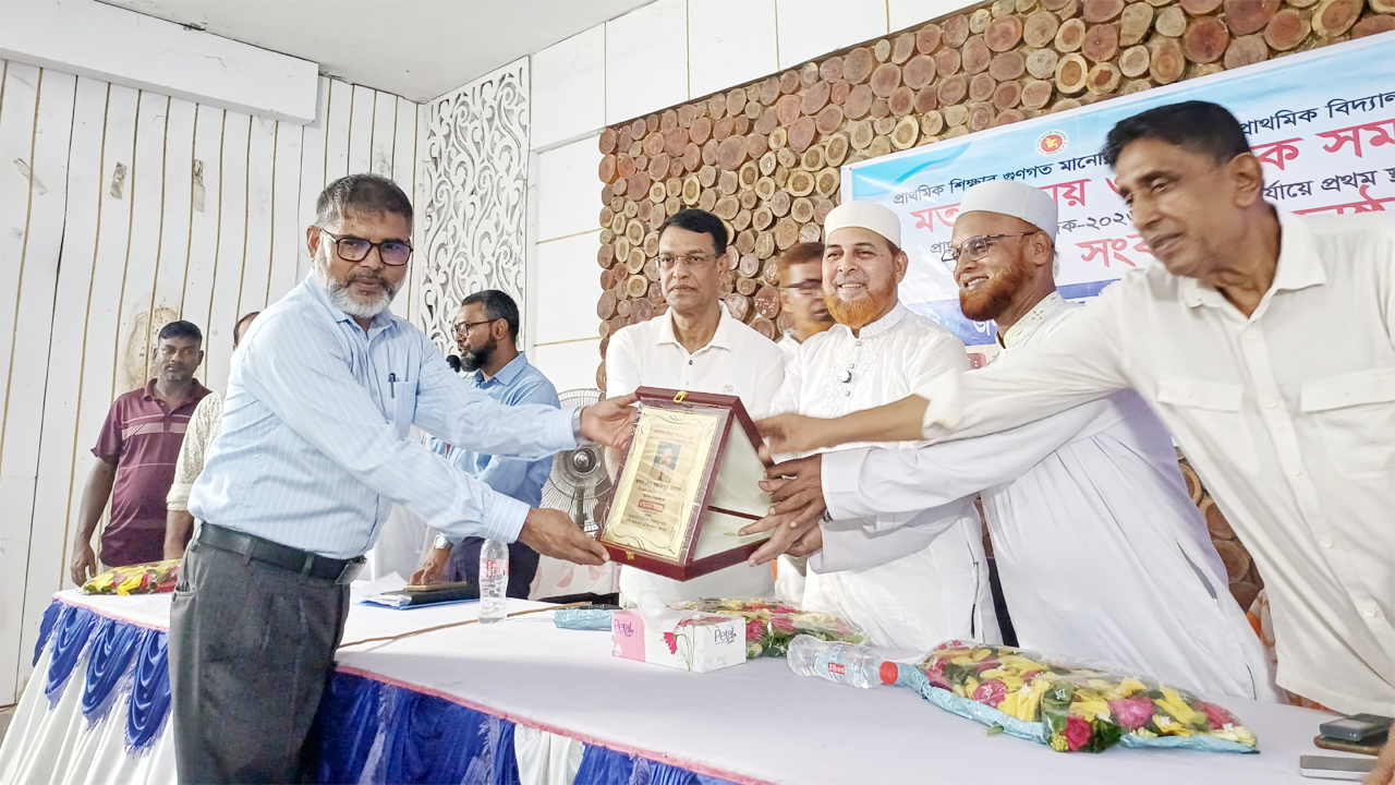 শিক্ষকের মাঝে সম্মাননা স্মারক প্রদান করছেন মাওলানা রফিকুল ইসলাম খান