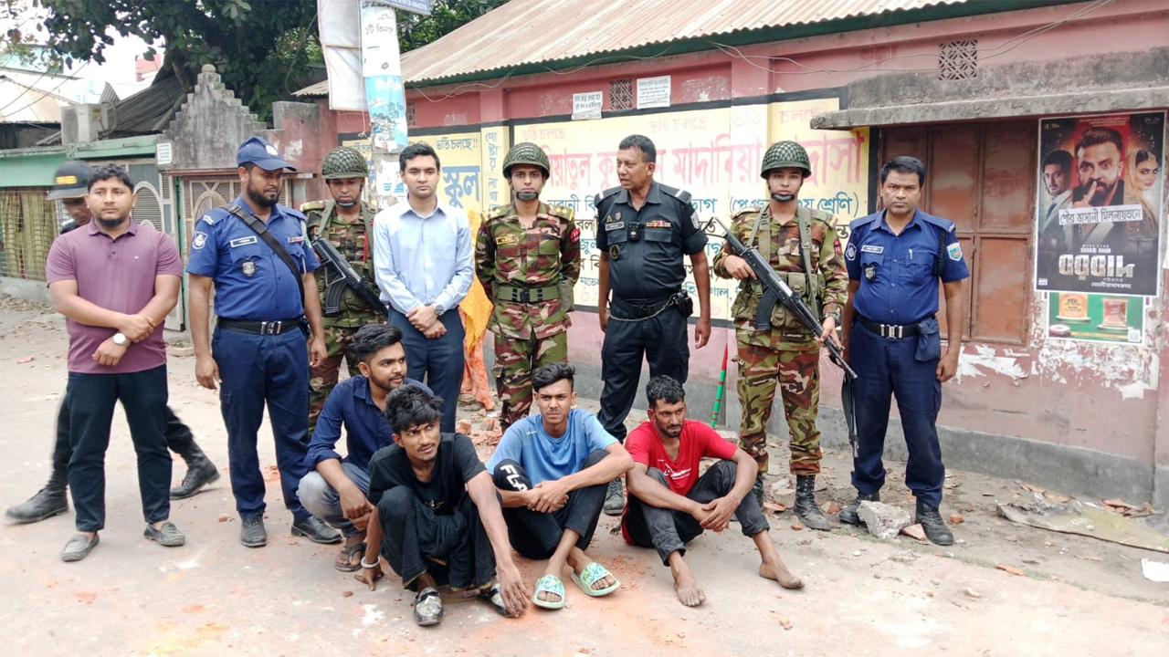 সিরাজগঞ্জে গ্রেফতার হওয়া আসামিরা