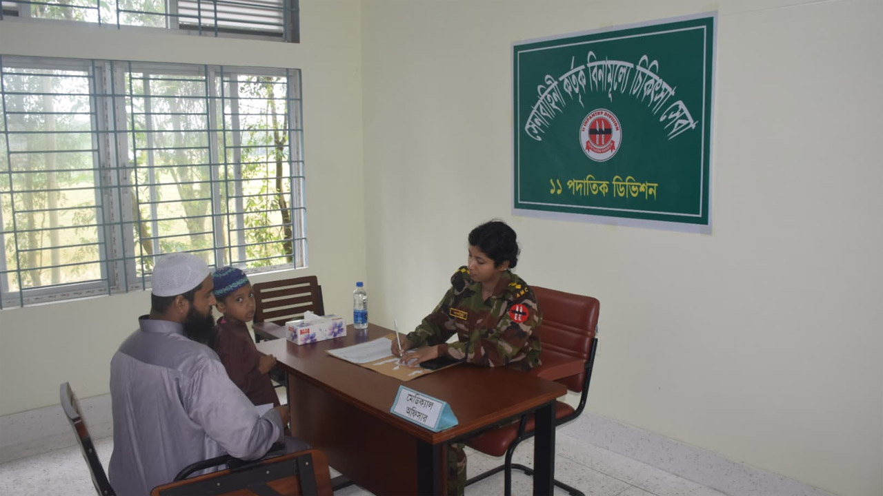 সিরাজগঞ্জে সেনাবাহিনীর ফ্রি মেডিক্যাল ক্যাম্প