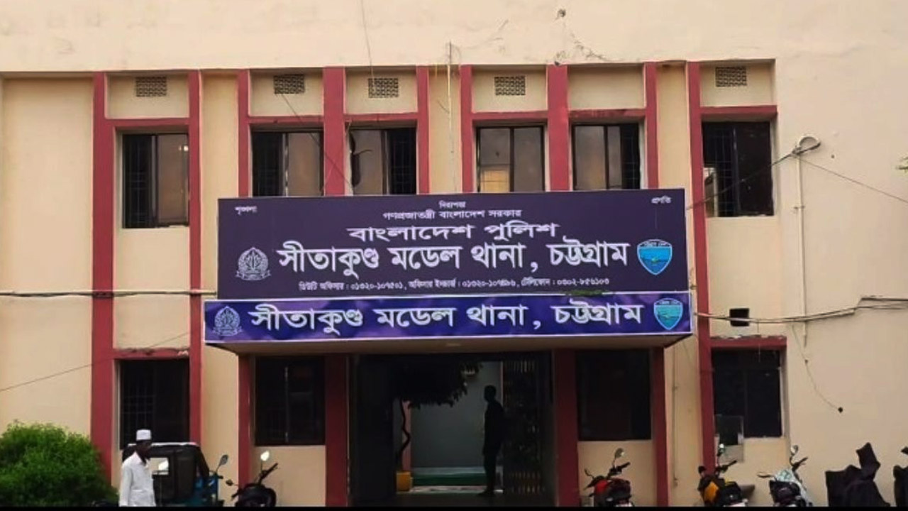 সীতাকুণ্ডে প্রকাশ্যে নারীর মাথায় অস্ত্র ঠেকিয়ে স্বর্ণালংকার ও নগদ টাকা লুট