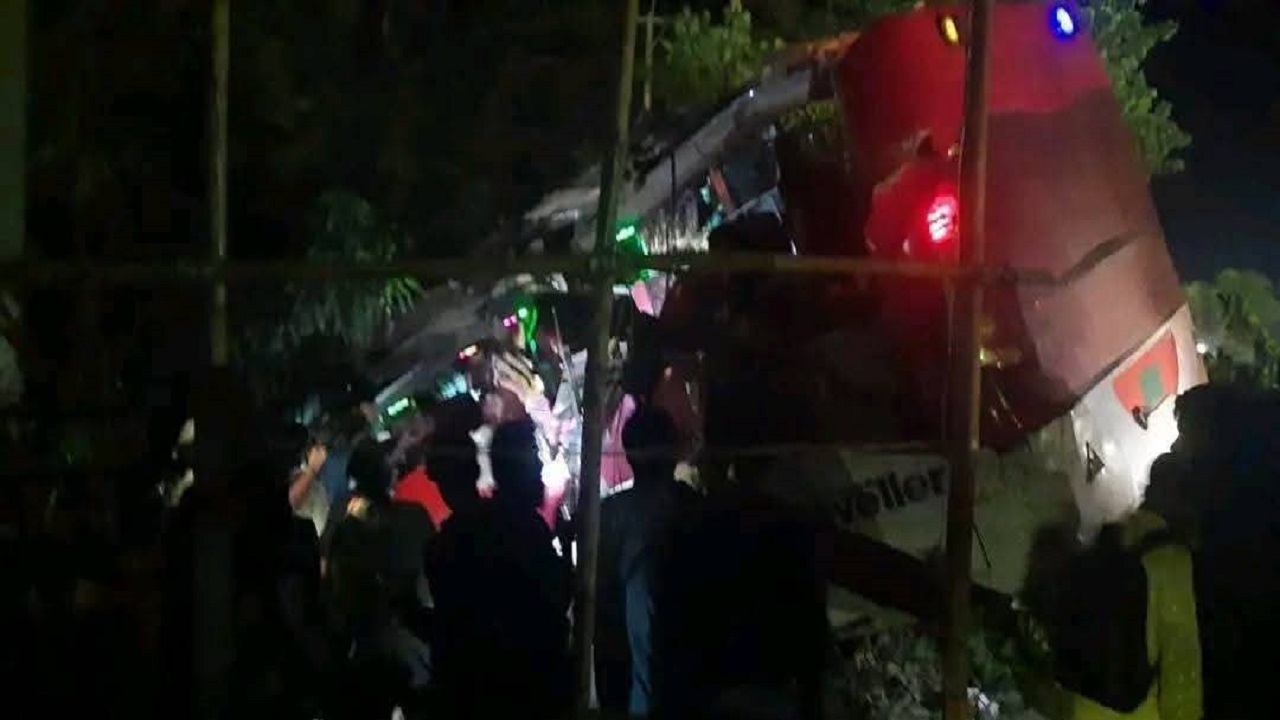 সীতাকুণ্ডে বাস খাদে পড়ে নিহত ৫, আহত ২০