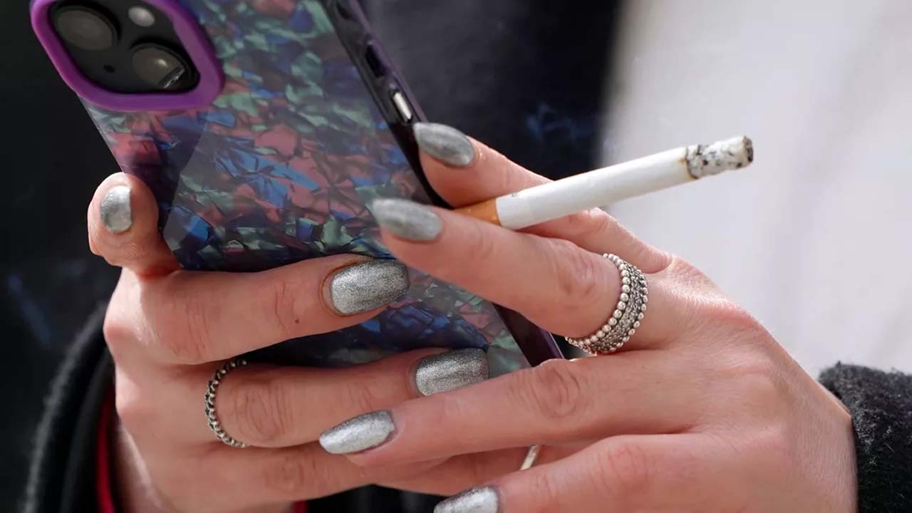 লন্ডনের একটি রাস্তায় ধূমপানরত এক নারী