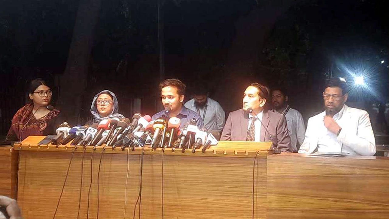 সংবাদ সম্মেলনে বক্তব্য রাখছেন মীর মাহবুবুর রহমান স্নিগ্ধ