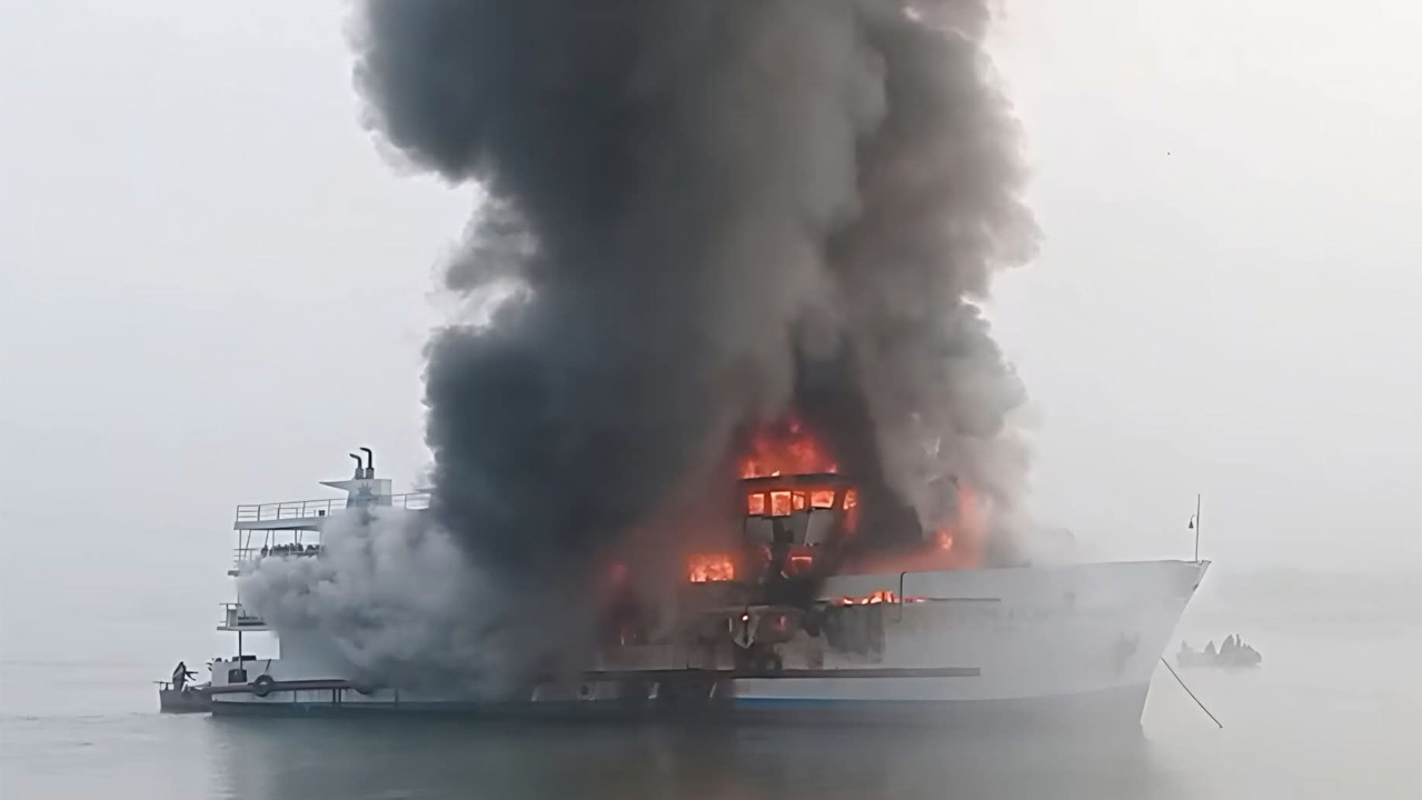 সেন্টমার্টিনগামী জাহাজে আগুন