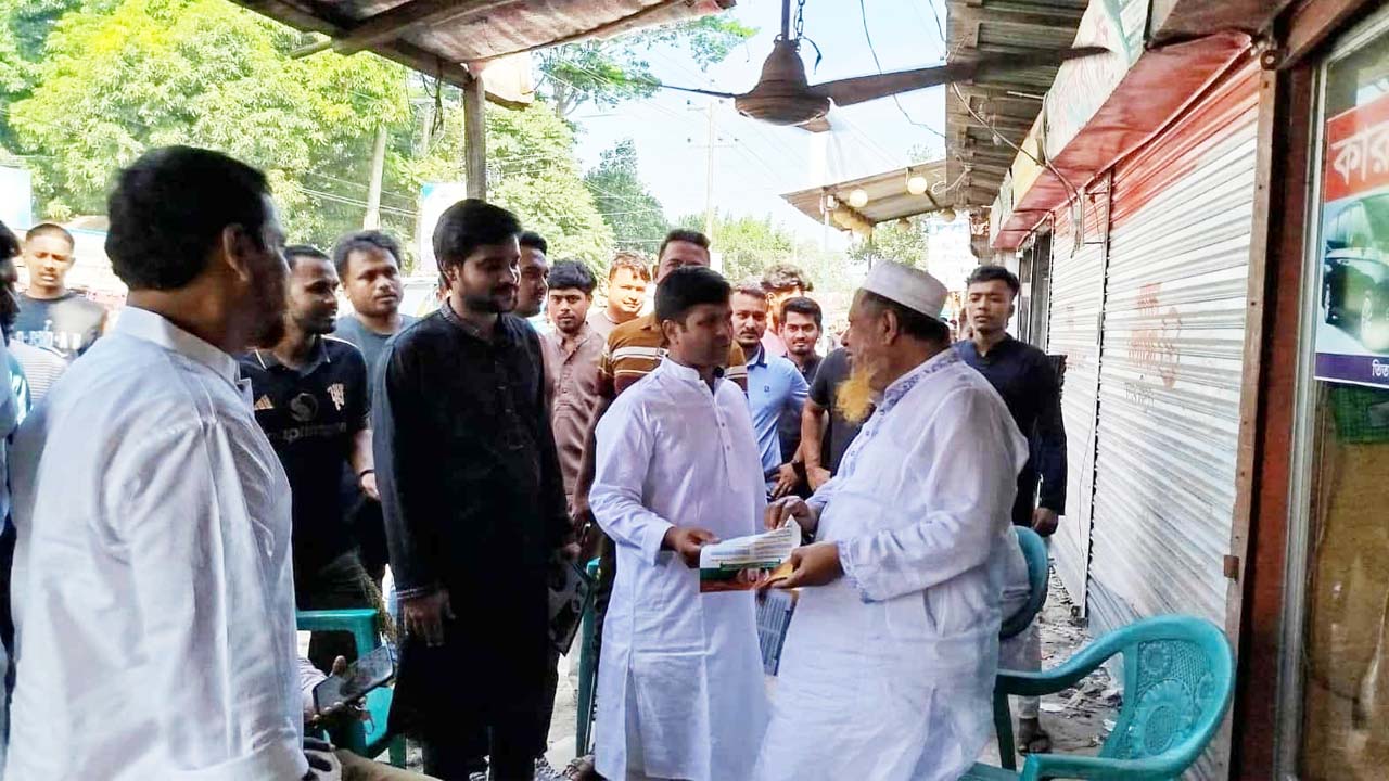 লিফলেট বিতরণ করছেন ড্যাব নেতা সোহেল