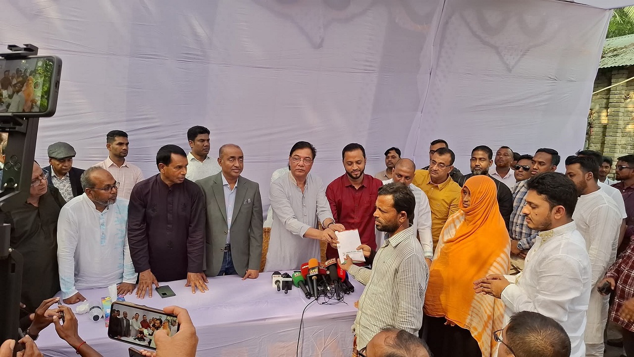 শৈলকূপায় প্রতিবন্ধী নাজমিনের পাশে তারেক রহমান