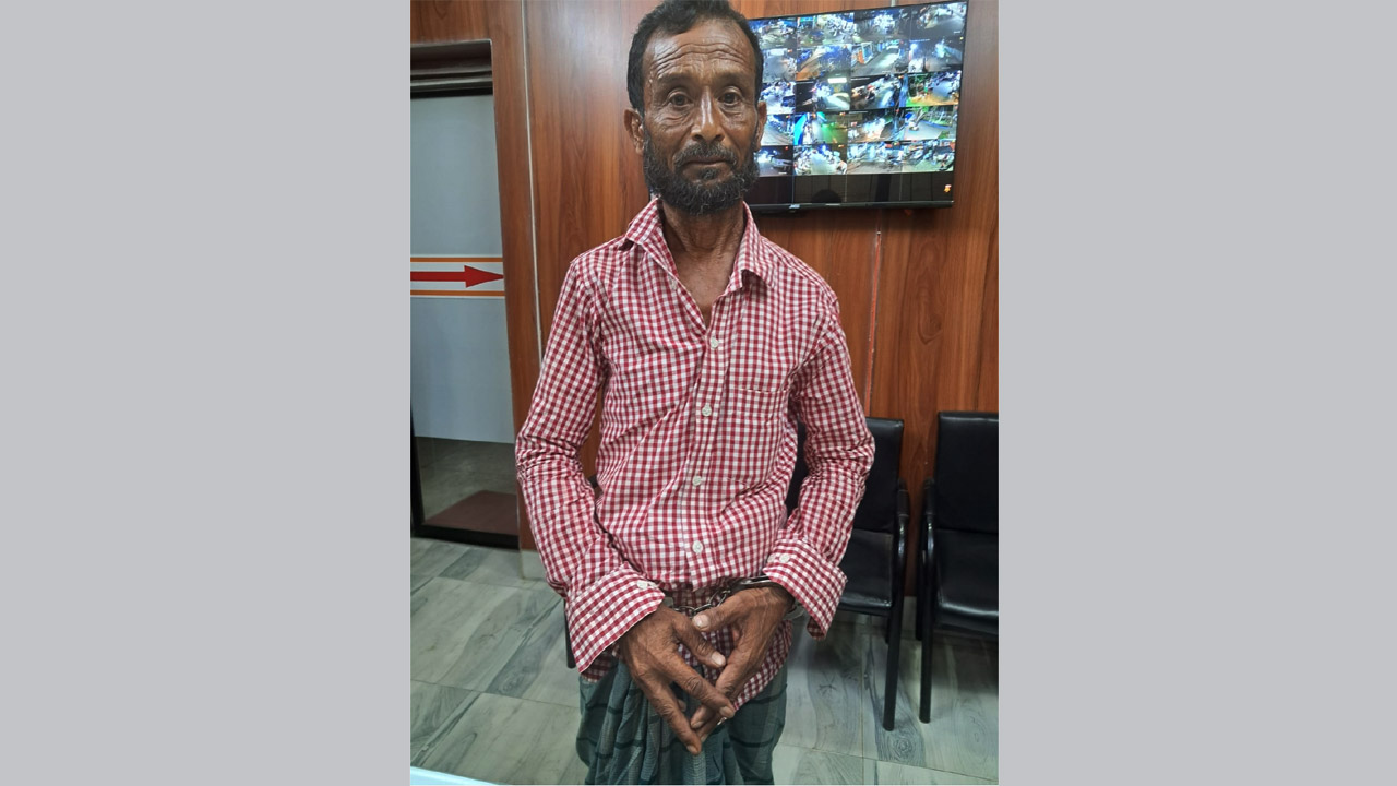 গ্রেফতার আসামি আকবর মৃধা