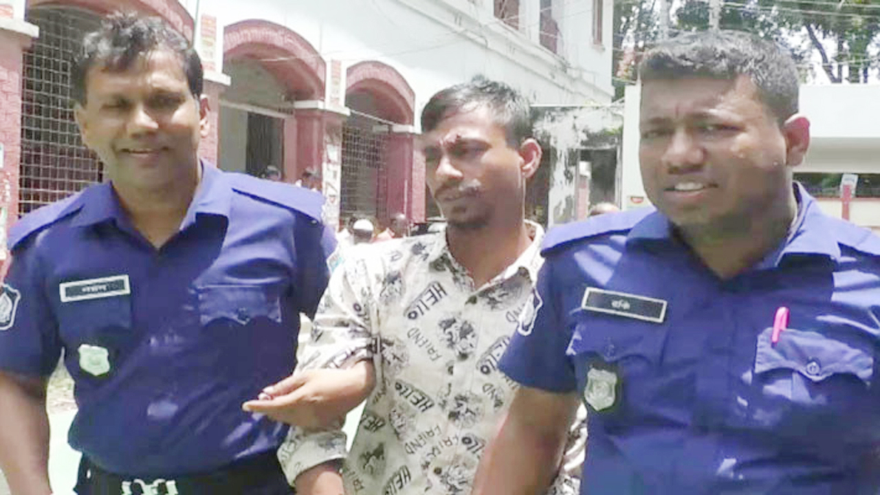 রায় ঘোষণার পর দণ্ডপ্রাপ্ত আসামিকে কারাগারে নেয়া হচ্ছে।