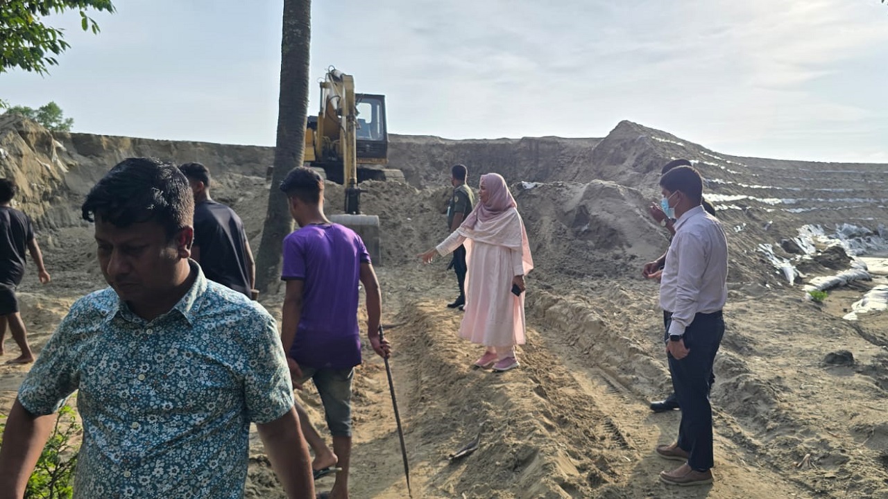 অবৈধ উত্তোলনকৃত বালুর স্তূপ জব্দ করে লাল পতাকা গেড়ে দিচ্ছে প্রশাসন