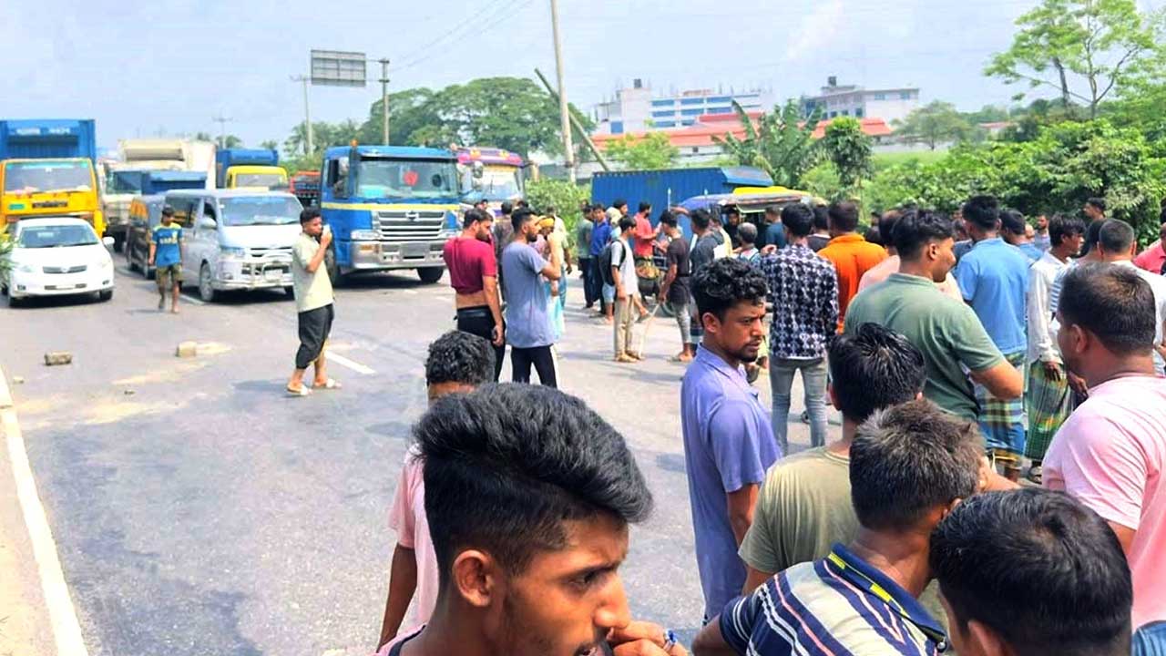 সোনারগাঁওয়ে চাঁদা না পেয়ে অটোরিকশা চালককে হত্যার প্রতিবাদে স্থানীয়দের মহাসড়ক অবরোধ