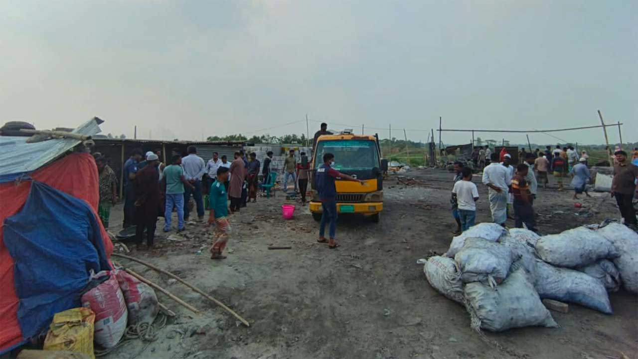 সোনারগাঁওয়ের কাজহরদী শ্রীরামপুরে অবৈধভাবে গড়ে ওঠা দুটি ব্যাটারি কারখানা গুঁড়িয়ে দিয়েছে প্রশাসন