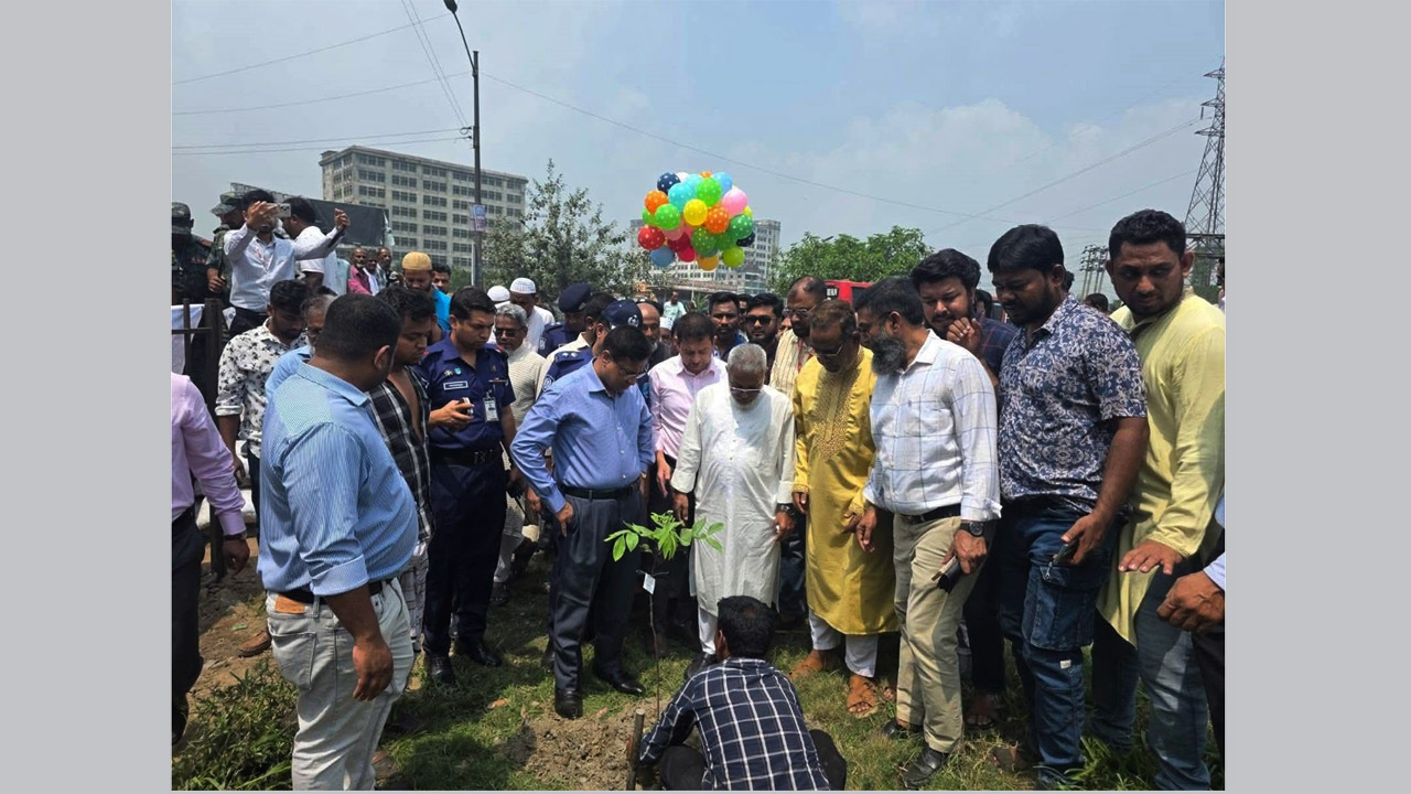 সোনারগাঁওয়ে কাঁচপুর সেতুর পূর্বঢালে বৃক্ষরোপণ কর্মসূচির উদ্বোধনী অনুষ্ঠানে সংসদ সদস্য আজহারুল ইসলাম মান্নান