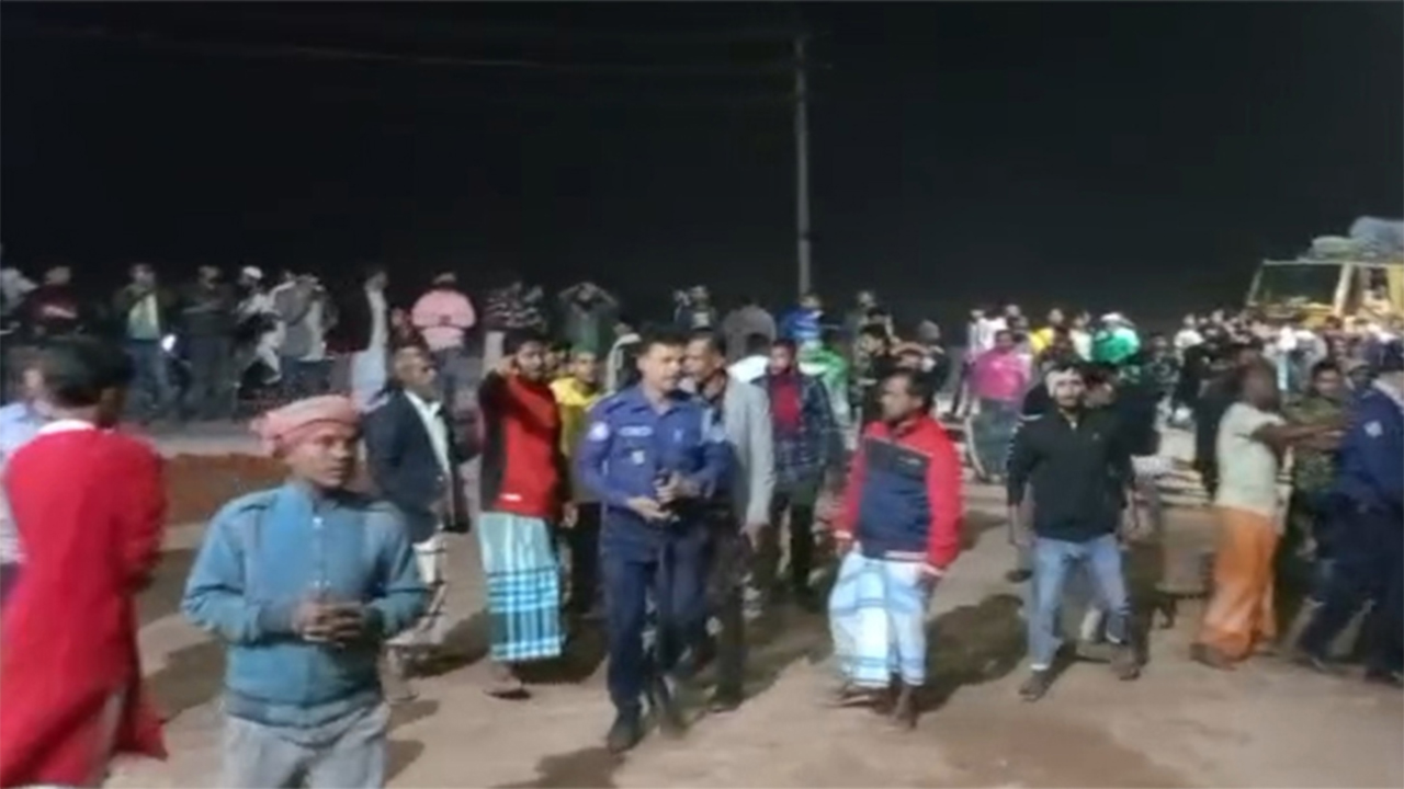 ঘটনাস্থলে পুলিশ ও স্থানীয় জনতা