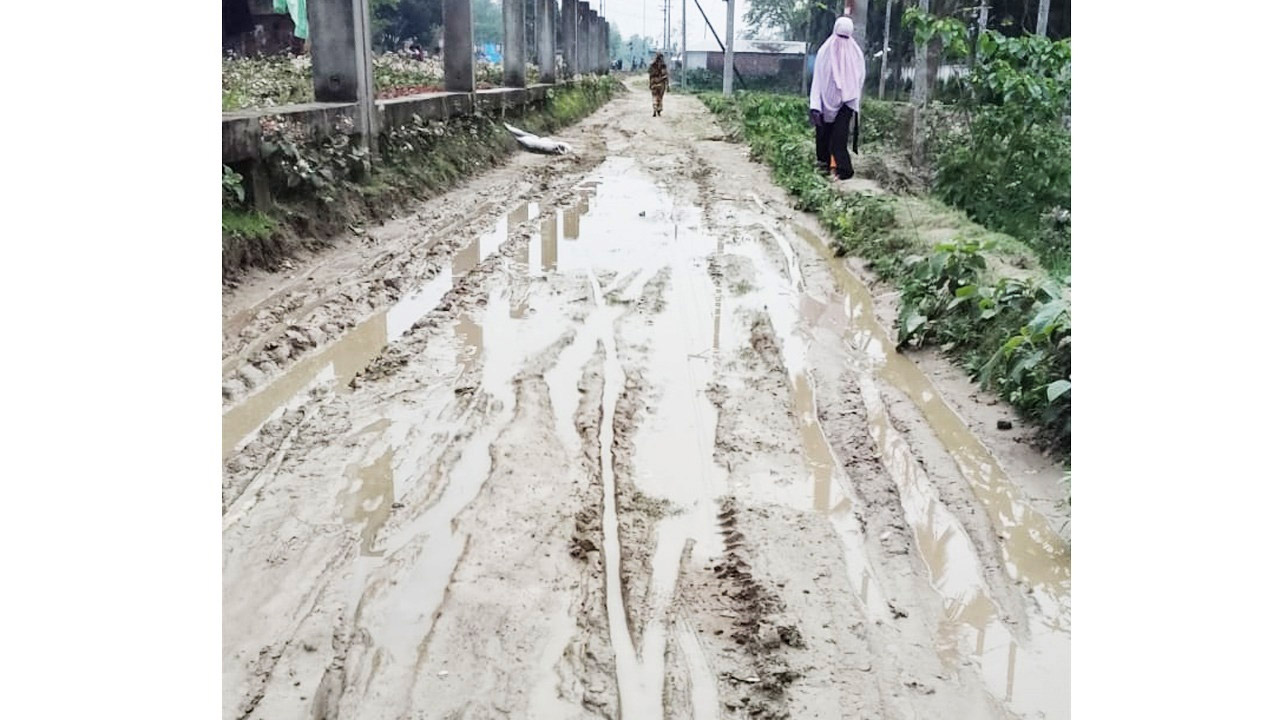 সোনাতলায় চাঁদাবাজির অভিযোগে সড়কের কাজ বন্ধ, এলাকাবাসীর দুর্ভোগ