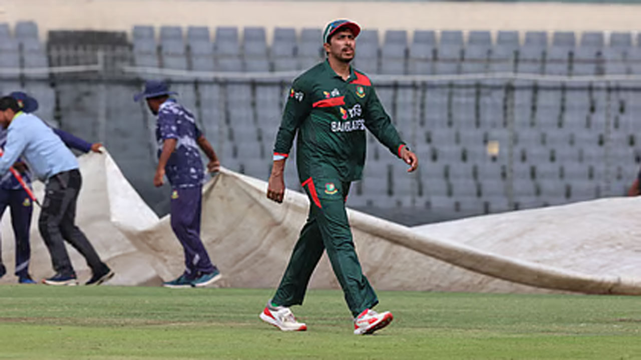 অস্ট্রেলিয়া ৪২ ওভারে ৮ উইকেটে ১৮৭ রান তোলার পর মিরপুরে নেমেছে বৃষ্টি