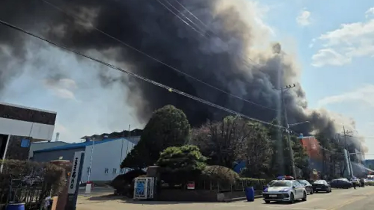 দক্ষিণ কোরিয়ার একটি গাড়ির যন্ত্রাংশ কারখানায় ভয়াবহ আগুন