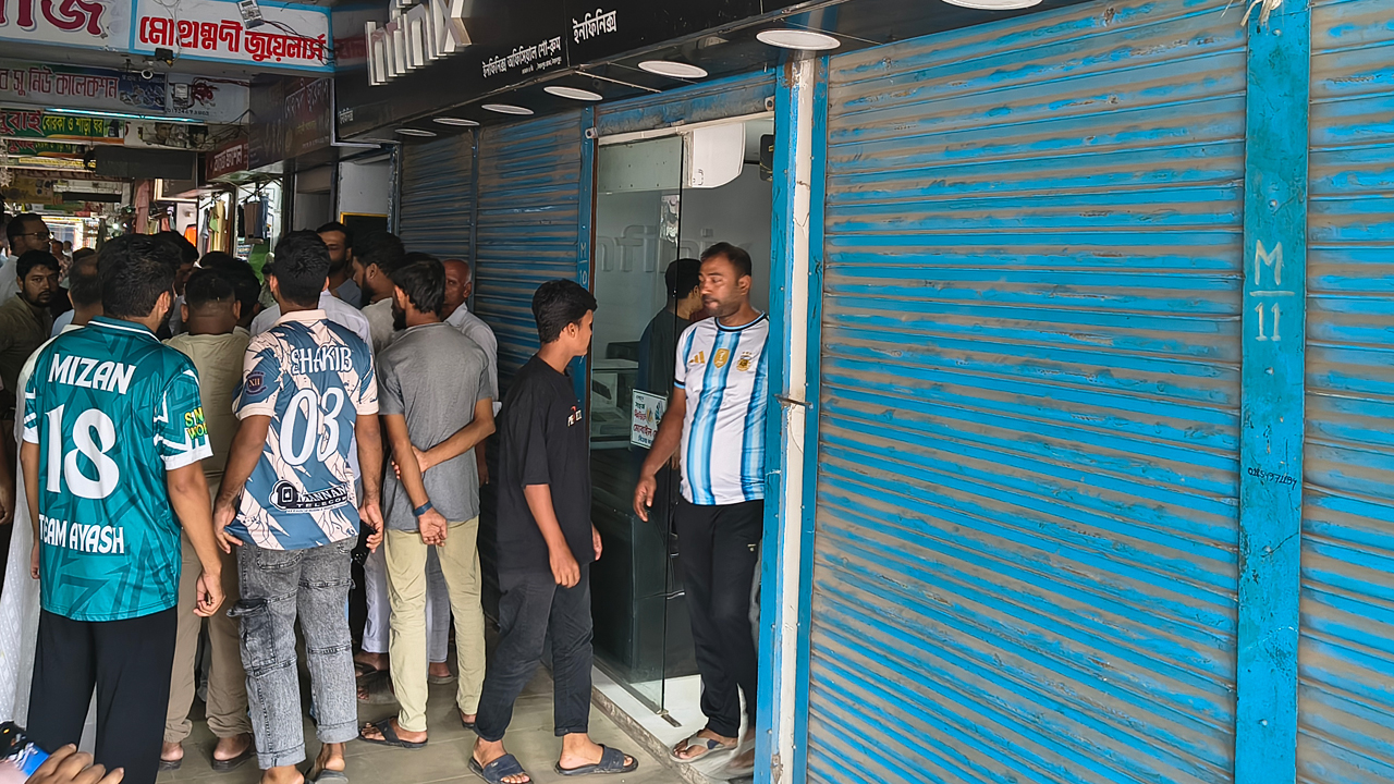 চুরি হওয়া দোকানের সামনের দৃশ্য