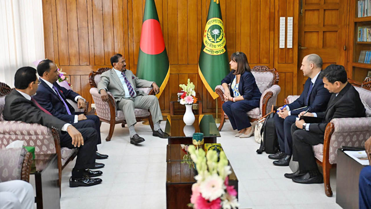 জাতীয় সংসদের স্পিকার হাফিজ উদ্দিন আহমদ ও ইন্টার-পার্লামেন্টারি ইউনিয়নের মহাসচিব অ্যান্ডা ফিলিপ
