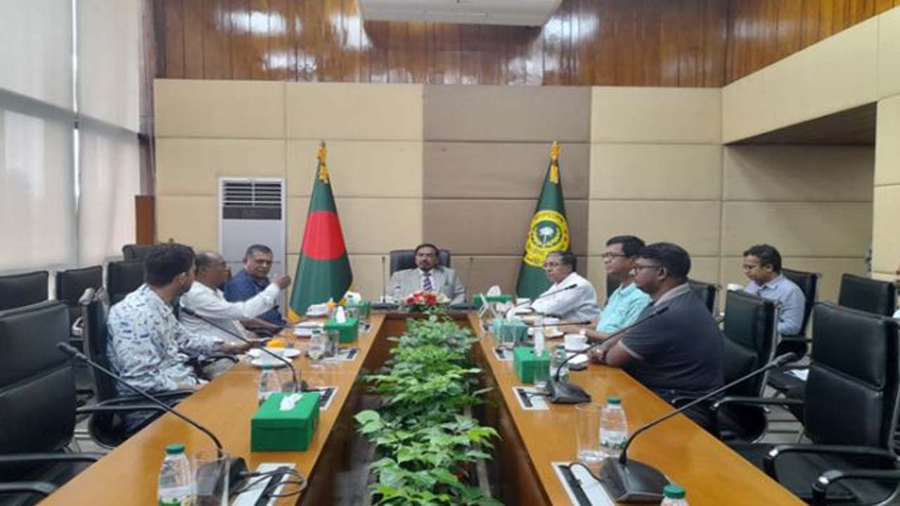 স্পিকার হাফিজ উদ্দিন আহমদ বিপিজেএ’র কার্যনির্বাহী কমিটির সদস্যদের সাথে মতবিনিময় করছেন