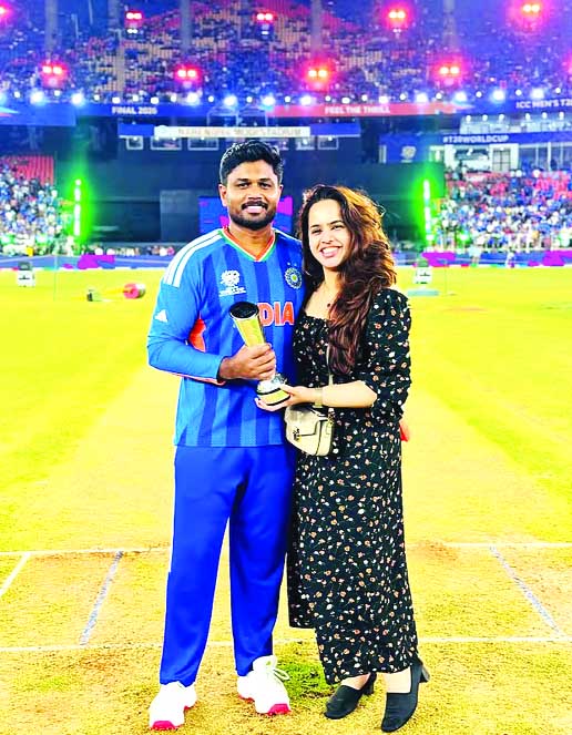 স্ত্রী চারুলতা রেমেশের সাথে সাঞ্জু স্যামসন : ক্রিকইনফো