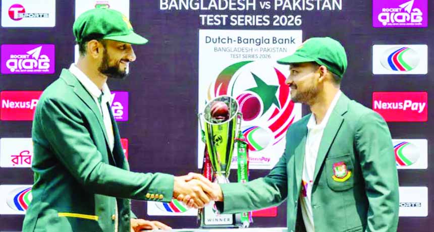টেস্ট সিরিজের ট্রফির সামনে করমর্দন করছেন পাকিস্তানের অধিনায়ক শান মাসুদ ও বাংলাদেশের নাজমুল হাসান শান্ত : নয়া দিগন্ত