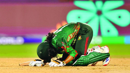 ৩৪ বলে ফিফটি করার পর পিচের ওপর সিজদা দিচ্ছেন বাংলাদেশ দলের ব্যাটার স্বর্ণা আক্তার  : ইন্টারনেট