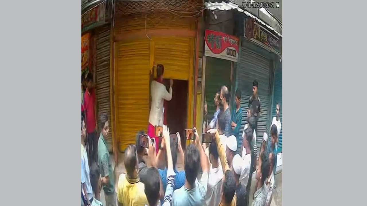 শ্রীপুরে প্রকাশ্যে  তালা ভেঙে দখল করা হয় স্বর্ণের দোকান