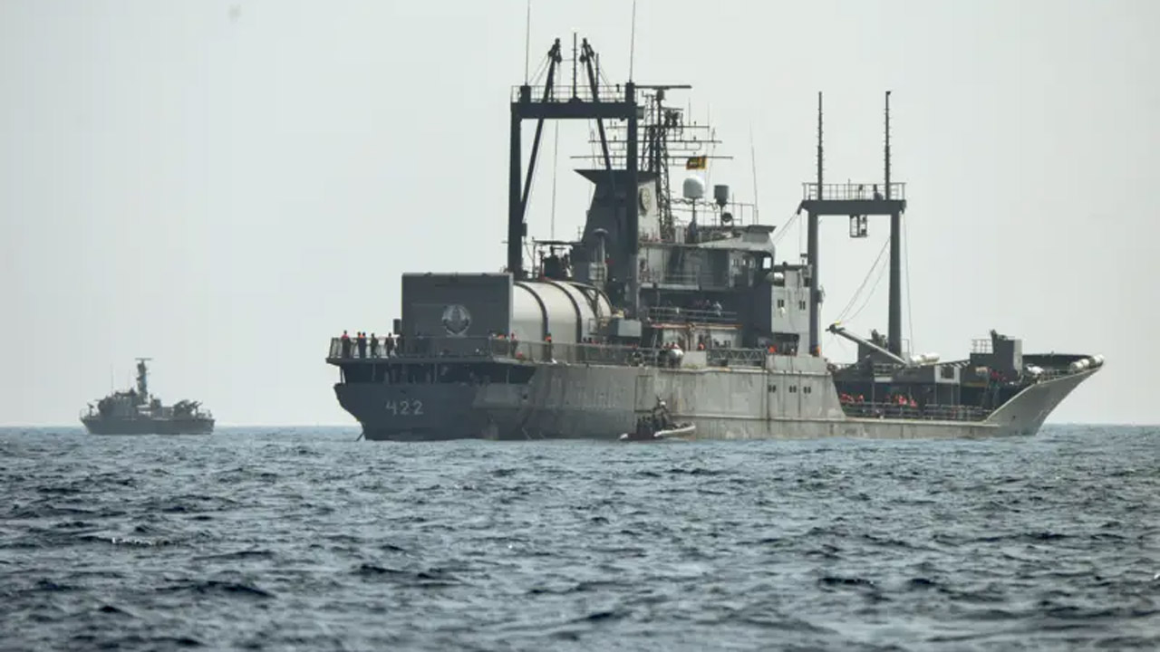 ইরানের জাহাজের কাছে যাচ্ছে শ্রীলঙ্কার নৌবাহিনীর উদ্ধারকারী নৌযান