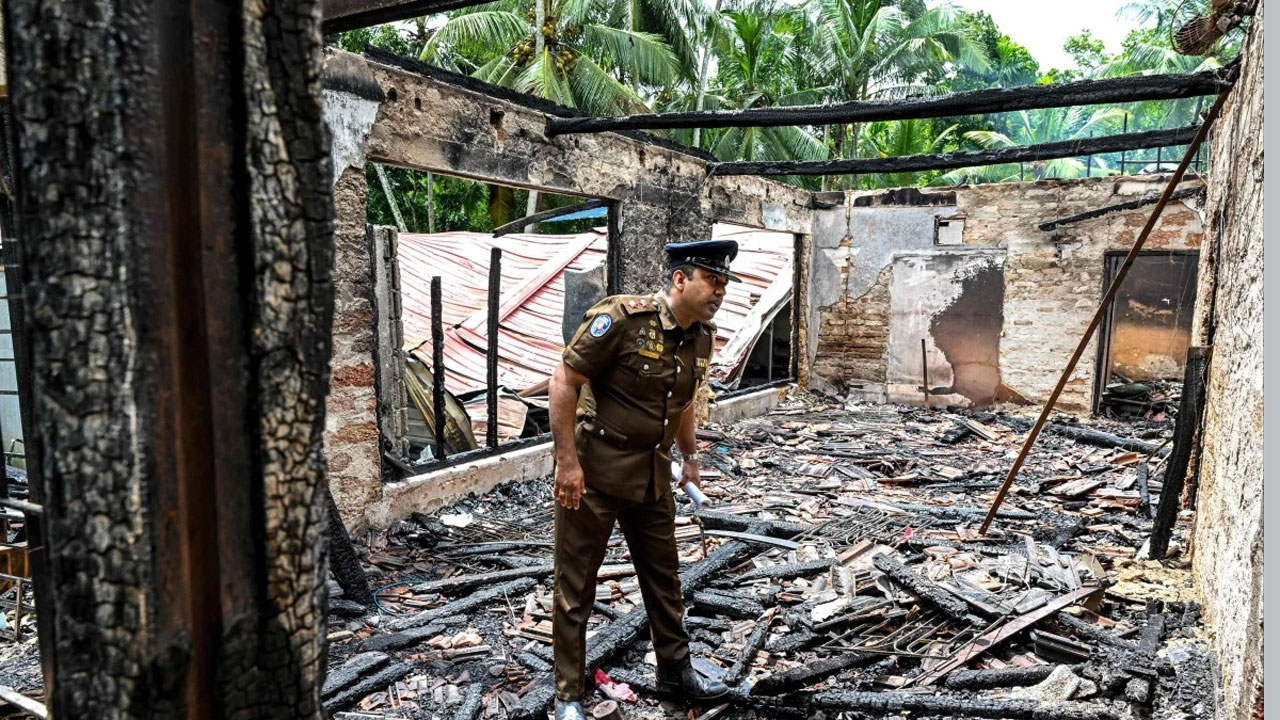 শ্রীলঙ্কার একটি বৃদ্ধাশ্রমে আগুন লেগে ঘর পুড়ে গেছে