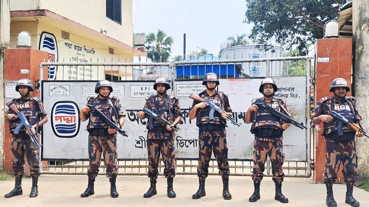 শ্রীমঙ্গলে সঙ্কটের প্রভাব ঠেকাতে জ্বালানি তেলের ডিপোতে বিজিবি মোতায়েন