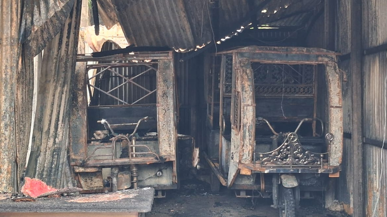 পুড়ে যাওয়া অটোরিকশা।