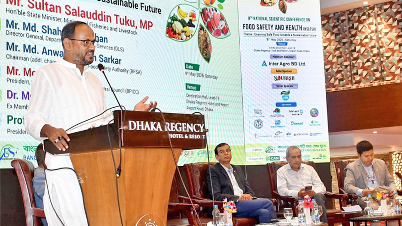 ‘এনশিউরিং সেফ ফুড ফর অ্যা সাসটেইনেবল ফিউচার’ প্রতিপাদ্যভিত্তিক অষ্টম জাতীয় বৈজ্ঞানিক সম্মেলন ‘ফুড সেফটি অ্যান্ড হেলথ’- অনুষ্ঠানে প্রধান অথিতি হিসেবে বক্তব্য রাখছেন মৎস্য ও প্রাণিসম্পদ প্রতিমন্ত্রী।