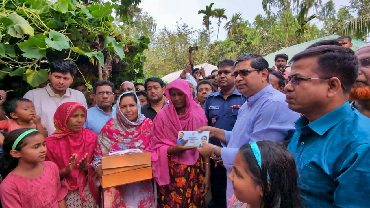 সেই গোলাপী বেগমের বাড়িতে প্রধানমন্ত্রীর ঈদ উপহার পৌঁছে দিলেন প্রতিমন্ত্রী