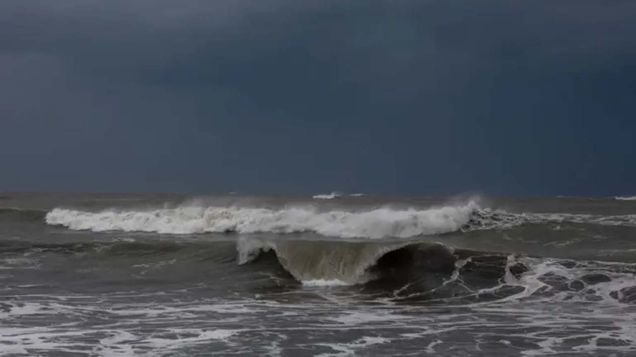 ঘূর্ণিঝড় ‘ডিটওয়াহ’