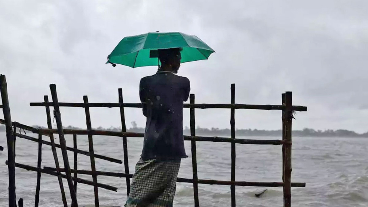 বৃষ্টিভেজা নদীর তীরে একাকী অপেক্ষা