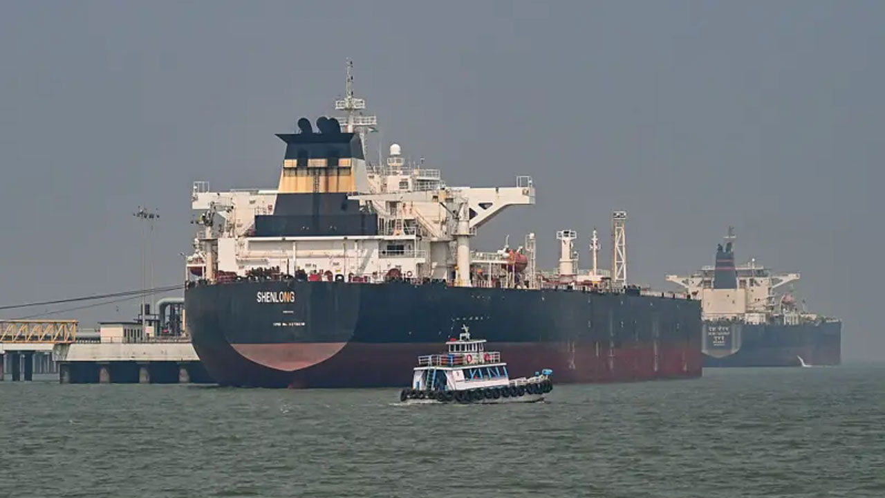 হরমুজ প্রণালীতে জ্বালানি বহনকারী জাহাজ