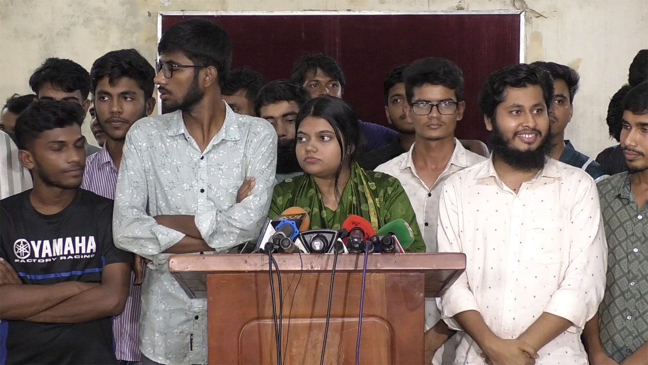 সংবাদ সম্মেলনে সাধারণ শিক্ষার্থীদের পক্ষে কথা বলেন রাষ্ট্র বিজ্ঞান বিভাগের শিক্ষার্থী উম্মে জেবিন
