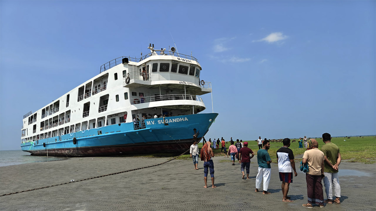 ঝড়ের কবলে সুগন্ধা লঞ্চ, শতাধিক যাত্রী নিয়ে ১৫ ঘণ্টা চরে আটকা