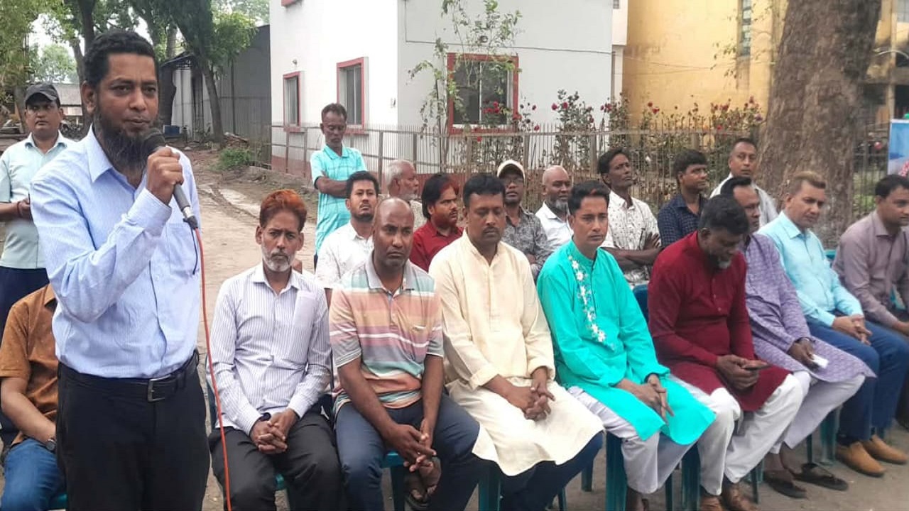 লালপুরে নর্থ বেঙ্গল সুগার মিলে ৭ দফা দাবিতে শ্রমিকদের ফটক সভা