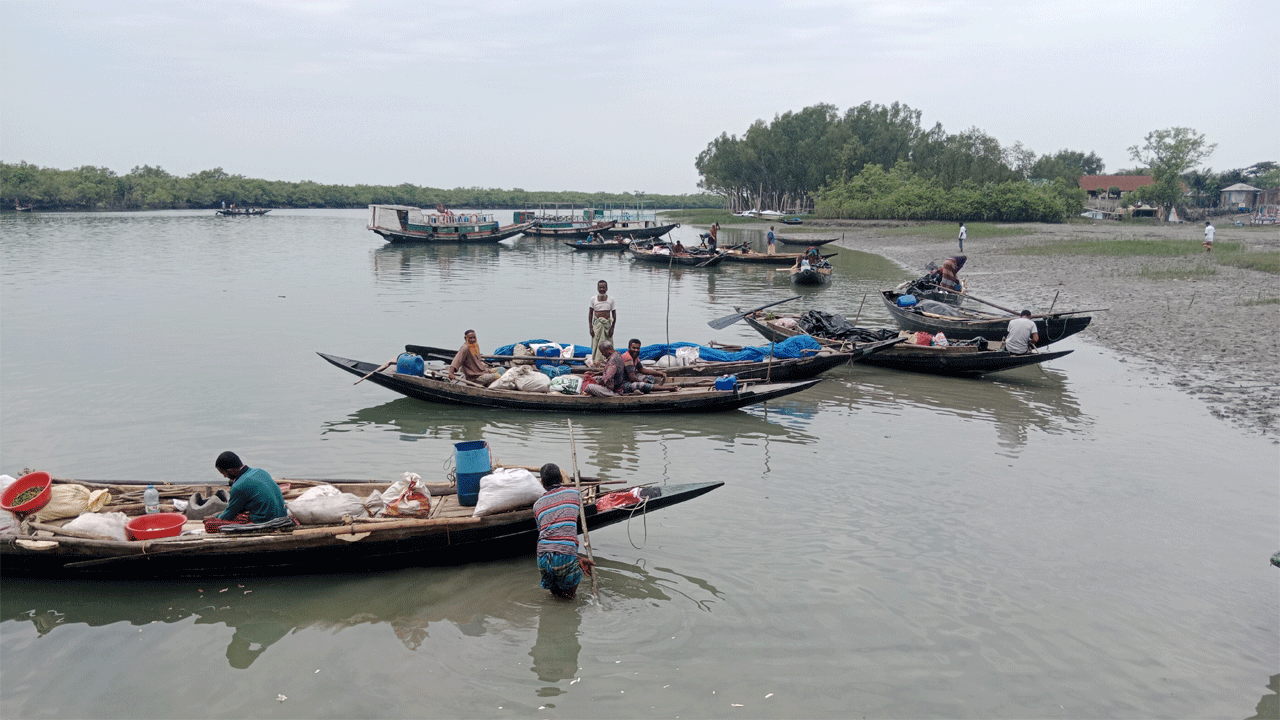 সুন্দরবনে প্রবেশের জন্য জেলেদের প্রস্তুতি