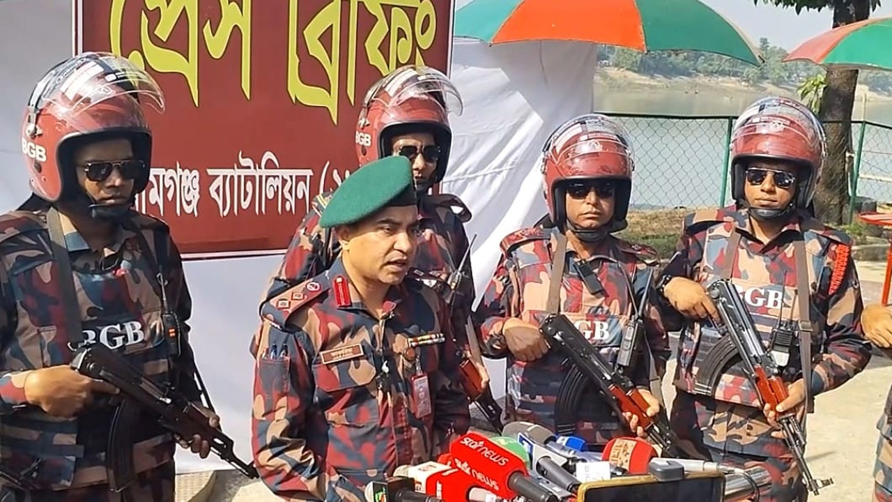 সীমান্ত এলাকা থেকে ২৪টি ইলেকট্রিক বিস্ফোরক ডেটোনেটর উদ্ধারের পর বিজিবির সংবাদ সম্মেলন