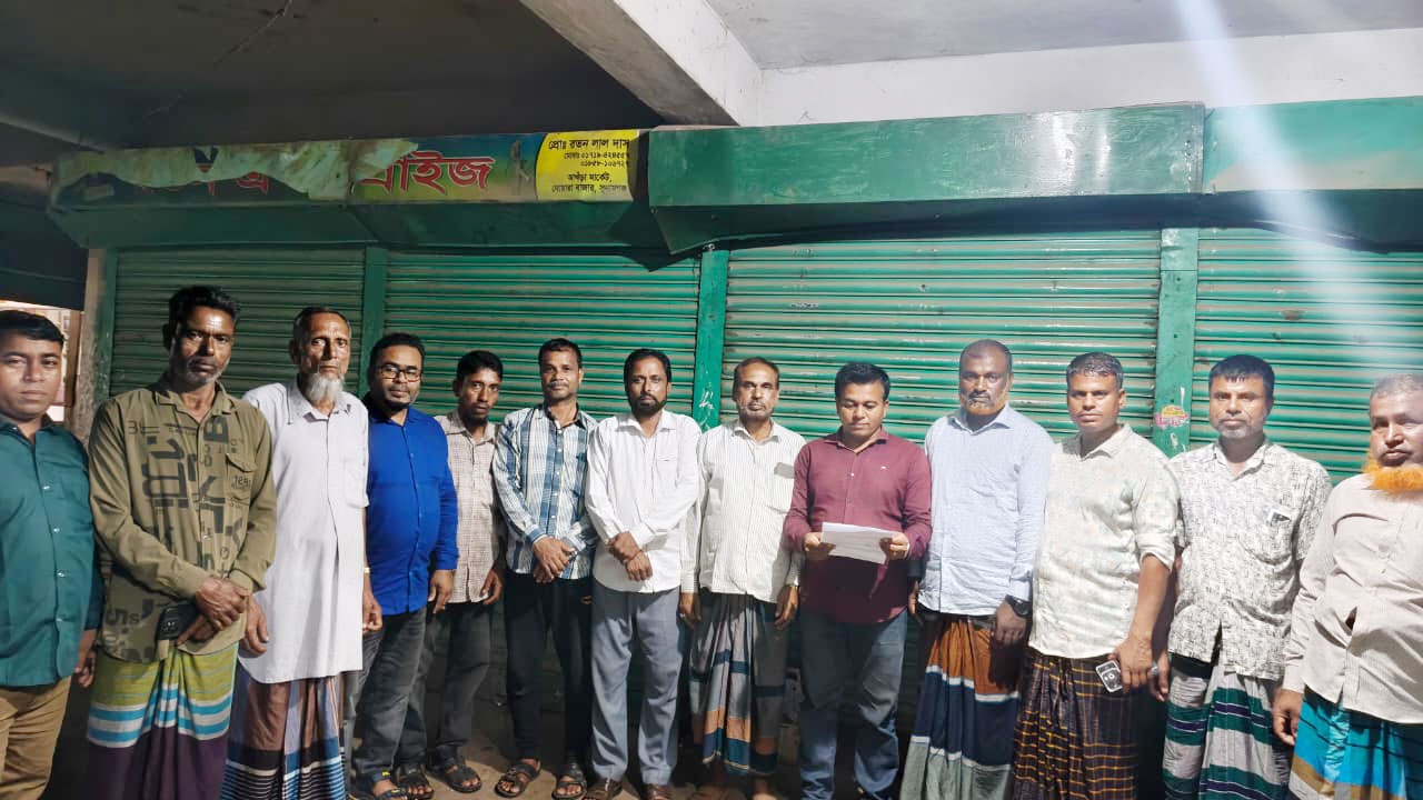 মাদক, সন্ত্রাস দমনে প্রশাসনের সহযোগিতা কামনা করে লিখিত অভিযোগপত্রসহ এলাকাবাসী