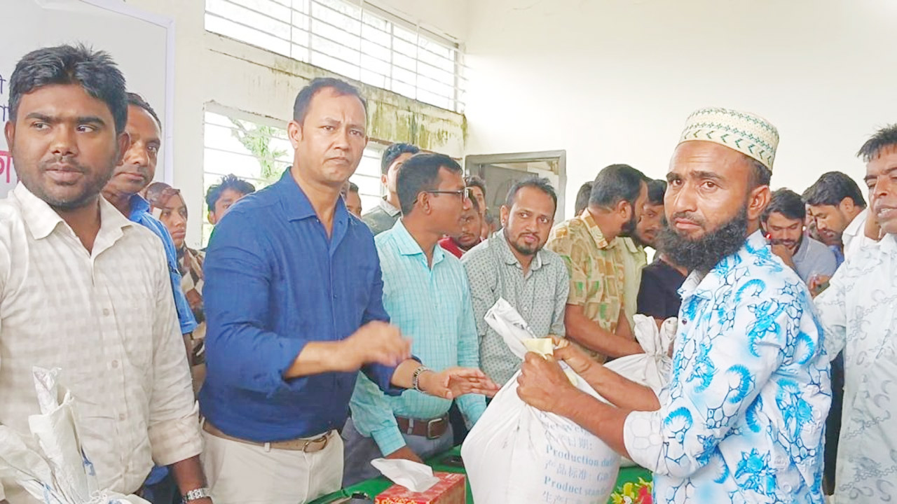 ক্ষতিগ্রস্ত কৃষকদের মাঝে নগদ অর্থ ও চাল বিতরণ