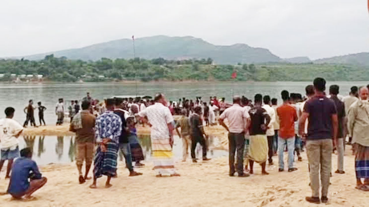 ঘটনাস্থলে স্থানীয়দের ভিড়