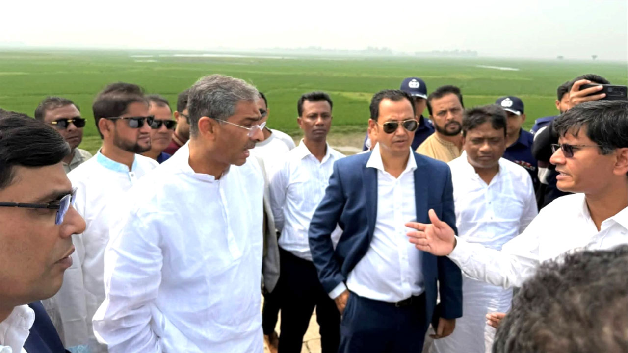 সাংবাদিকদের সাথে আলাপকালে পানিসম্পদমন্ত্রী শহীদ উদ্দীন চৌধুরী এ্যানি