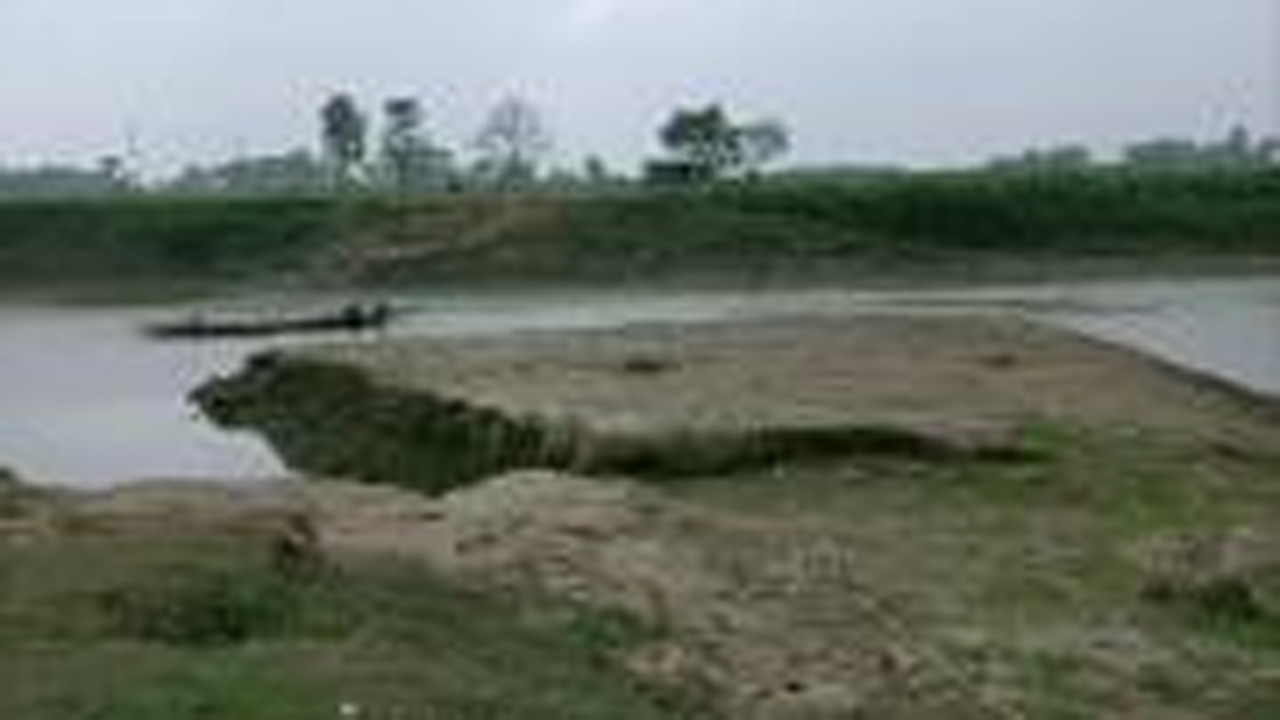 ফসল রক্ষা বাঁধ নিয়ে উদ্বিগ্ন কৃষক